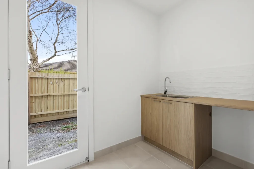 1 elaine crt bentleigh east laundry