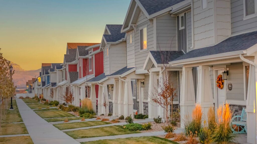 what are the key characteristics that define a townhouse