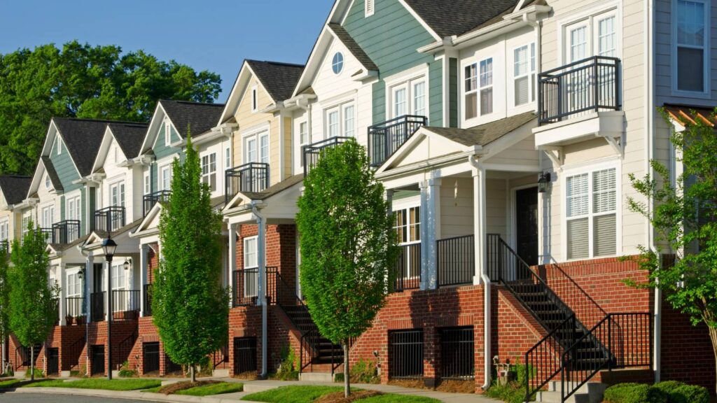 what are the key differences between a townhouse and a multi unit apartment