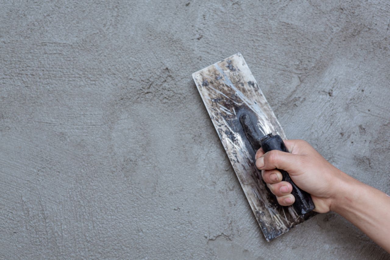 plasterer renovating indoor walls (1)